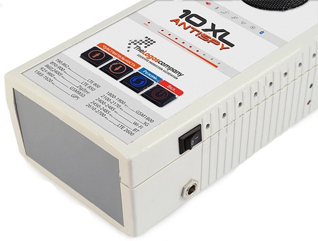 Сбоку (в нижней части) антижучка находятся: двухпозиционный переключатель и гнездо для зарядного устройства