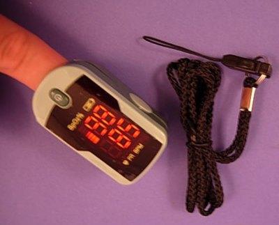 Пульсоксиметр CHOICEMMED MD300C12 комплектуется удобным ремешком для ношения на руке