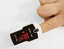 Просто оденьте пульсоксиметр CHOICEMMED MD300C12 на палец и он покажет уровень кислорода в вашей крови