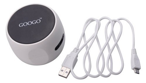 Для зарядки аккумулятора видеокамеры используется USB-шнур, входящий в комплект