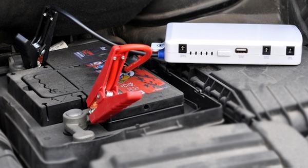  Автомобильное пусковое устройство Jump Starter 15000 mAh имеет небольшие размеры и малый вес 