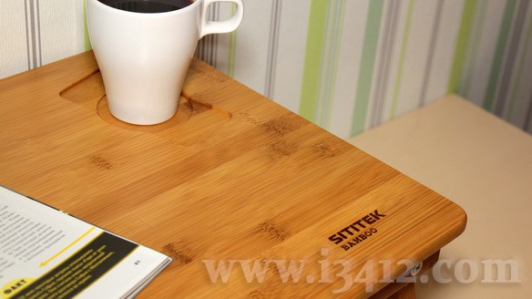 Круглое углубление на столешнице бамбукового столика Bamboo 2 поможет избежать соскальзывания бокала, если Вы случайно слегка заденете стол