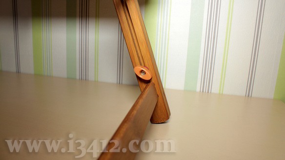 Для фиксации столика Bamboo 2 на нужной высоте на его ножках предусмотрены специальные винты с пластиковыми ручками