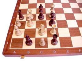 В разложенном виде доска Турнирных шахмат представляет собой ровное игровое поле из натурального дерева