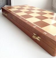 Доска Турнирных шахмат складывается пополам и представляет собой футляр для фигур