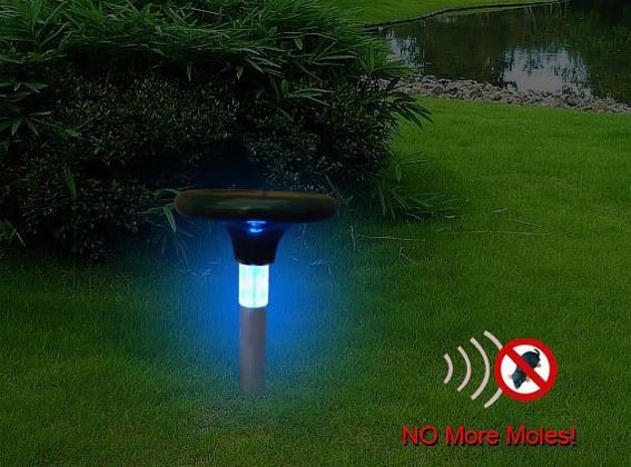 За счет встроенной LED-подсветки отпугиватель кротов SITITEK Гром-Профи LED+ может служить декоративным элементом для вашего сада
