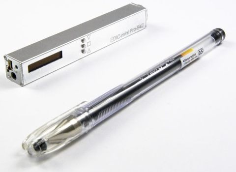 По размерам диктофон соизмерим с гелиевой ручкой