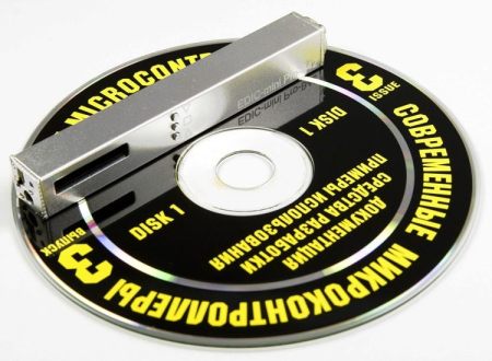 Диктофон и компакт диск из комплекта поставки