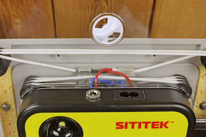 Инкубатор для яиц SITITEK 48 оборудован двумя вентидяционными отверстиями