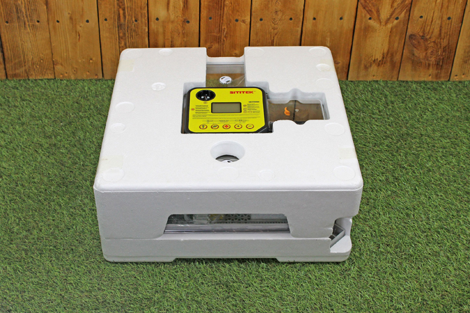 Пенопластовый кожух защищает инкубатор SITITEK 48 при транспортировке и играет роль дополнительного утеплителя